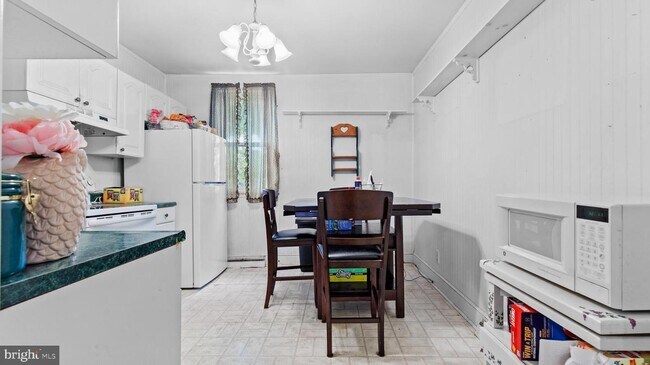 Building Photo - 122 Verbeke St