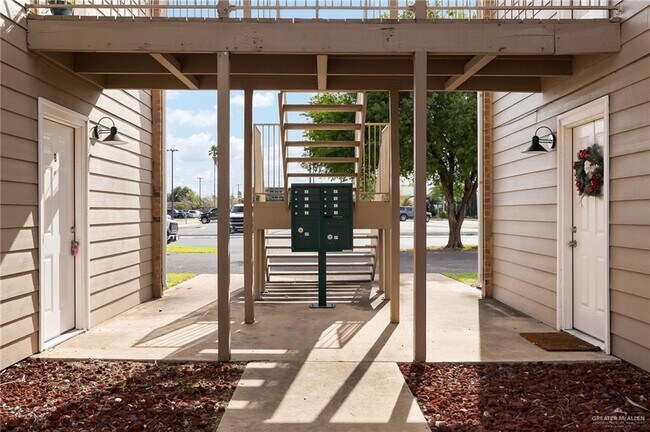 Building Photo - 10 West Dr