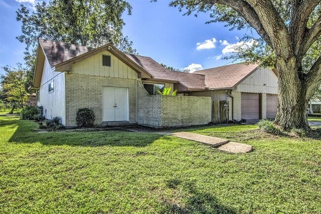 Building Photo - 304 Oak St