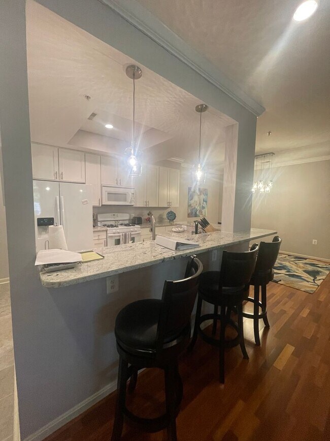 Foto del edificio - VERY WELL MAINTAINED 2 BEDROOM AND 2 BATHR...