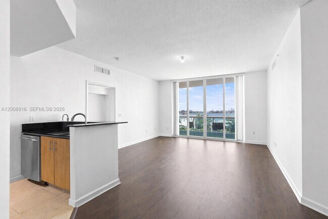 Foto del edificio - 7910 Harbor Island Dr