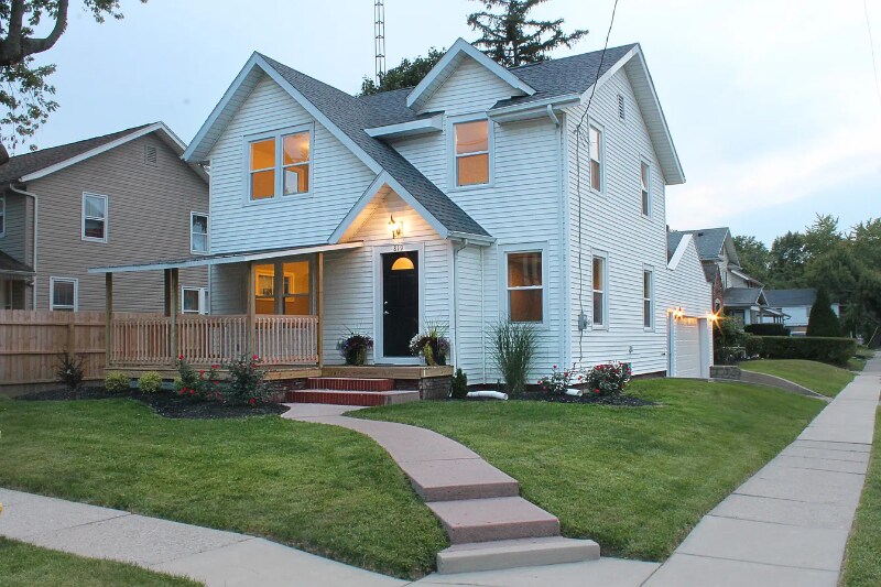Primary Photo - 819 E College Ave
