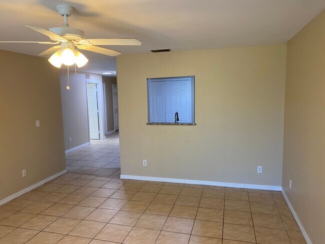 Building Photo - Centrally located 3 Bedroom, 2 Bath Duplex