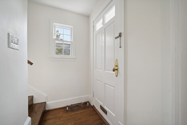 Foto del edificio - 1811 47th Pl NW