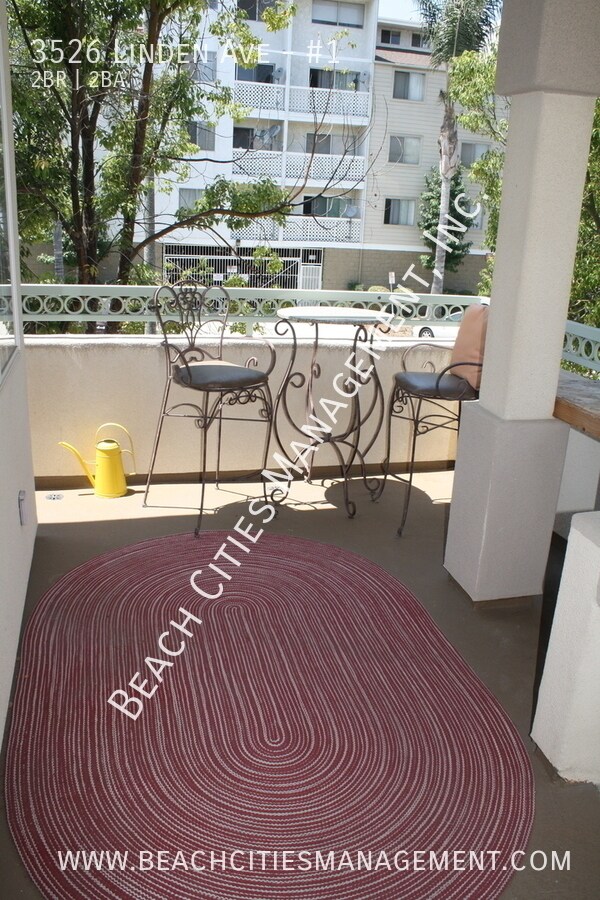 Building Photo - Multi-level Bixby Knolls Townhome with Pri...