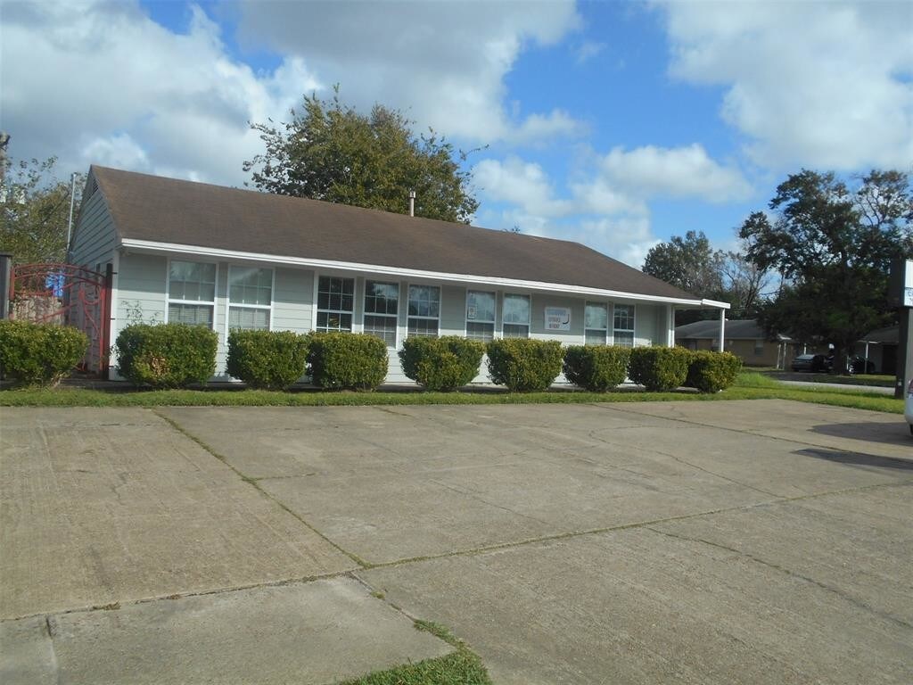 Primary Photo - 2202 Strawberry Rd