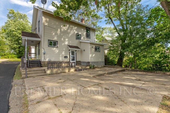 Foto del edificio - 3 Bed Home with Private Parking & Yard – $1,495/mo