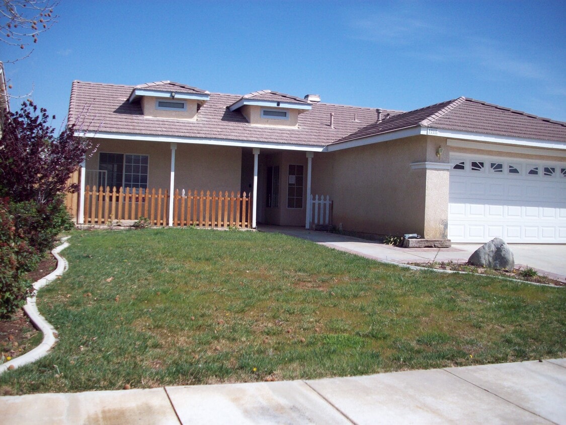 3711 Cedarwood Ct, Rosamond, CA 93560 House Rental in Rosamond, CA