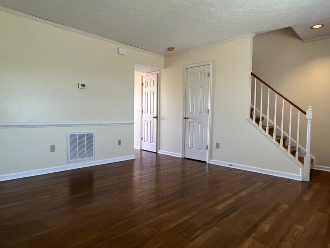 Building Photo - Charming Townhouse Rental with 2 Beds, 1.5...