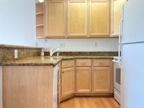 Building Photo - 6 Commodore Dr