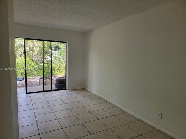 Building Photo - 4022 Lakeside Dr