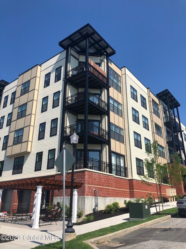 308 Excelsior Ave Unit 304, Saratoga Springs, NY 12866 Room for Rent