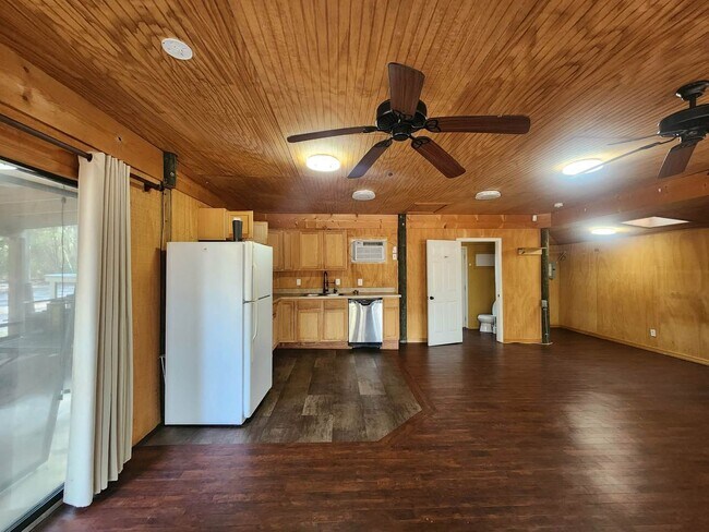 Foto del edificio - Beautiful 1Bedroom Bungalow next to Lake Hutchinson in Keystone Heights available May 8th