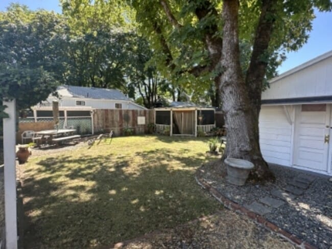 Building Photo - 221 NE A St