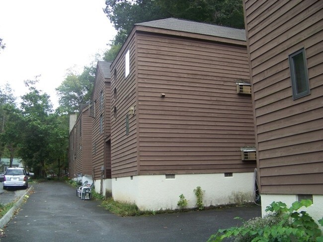 Building Photo - Creek Bend Town Homes