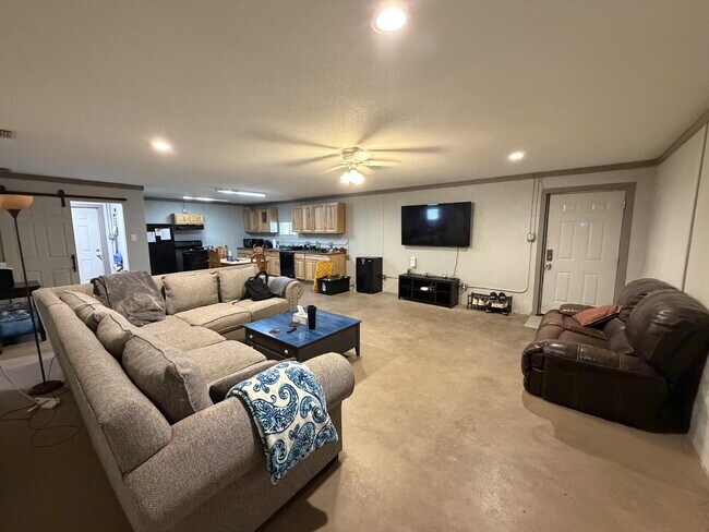 Building Photo - Spacious 3 Bed, 2 Bath Home with 2 car carport!