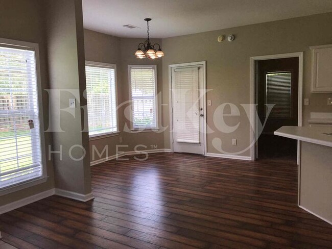 Building Photo - 995 Nesting Wood Cir W