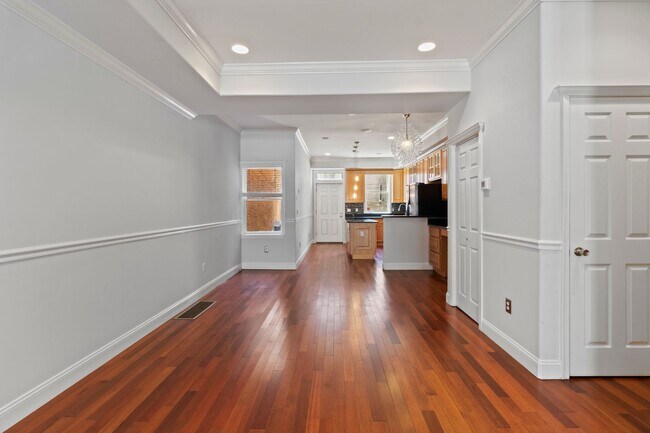 Building Photo - Large 3 BED 1.5 BATH HOUSE WITH A BACKYARD