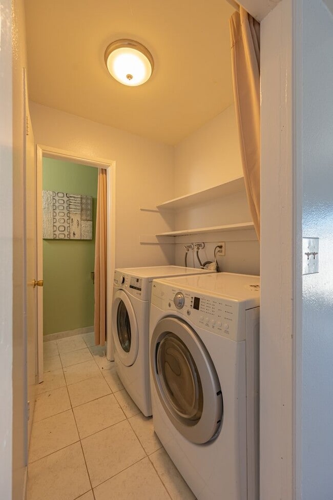 Building Photo - Beautiful Townhome in Garden Grove for Lease
