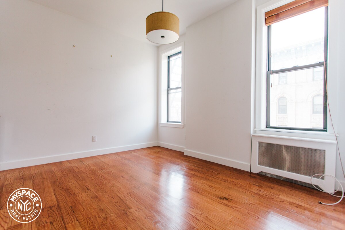 Primary Photo - 313 Knickerbocker Ave