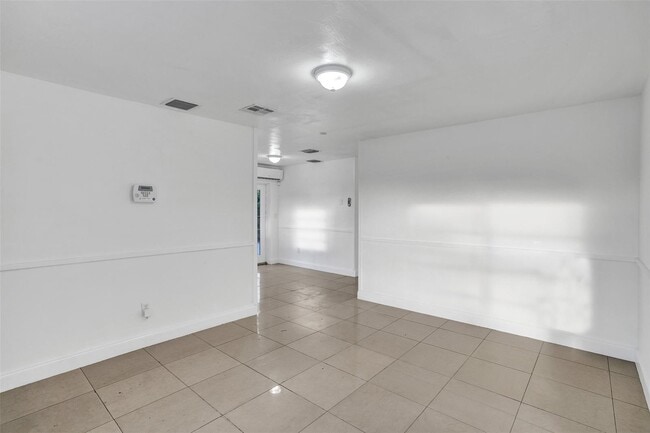 Building Photo - 1142 NW 43rd Ter