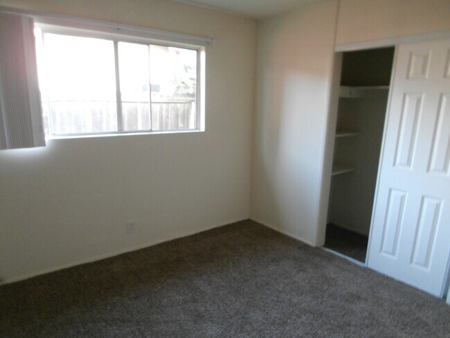 Room - 7841 2nd St