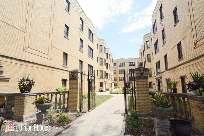 Building Photo - 3814 N Greenview Ave