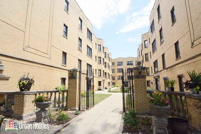 Building Photo - 3814 N Greenview Ave