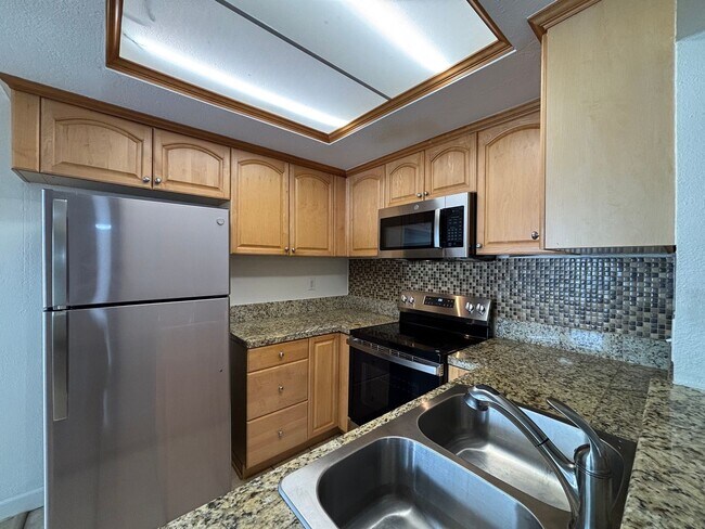 Foto del edificio - Bright 2BD/2BA Condo in Golden Hill with In-Unit Laundry & Tandem Parking