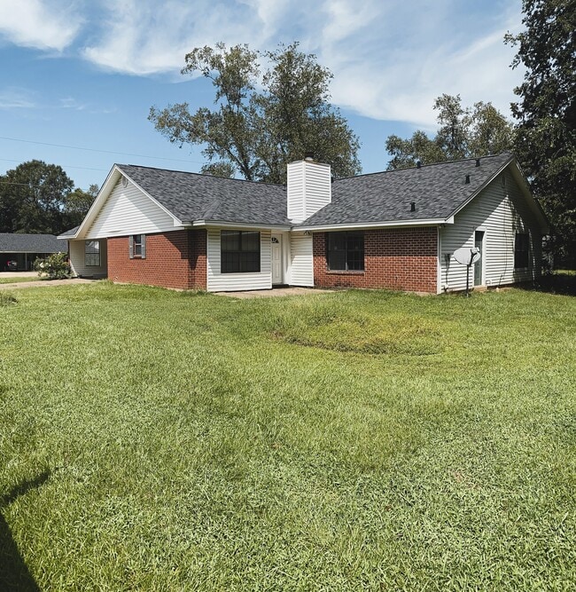 Building Photo - 200 Timberwood Dr