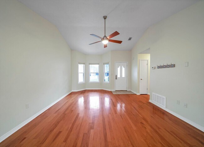 Building Photo - AVAILABLE 11/10... 3/2 with LARGE backyard!!