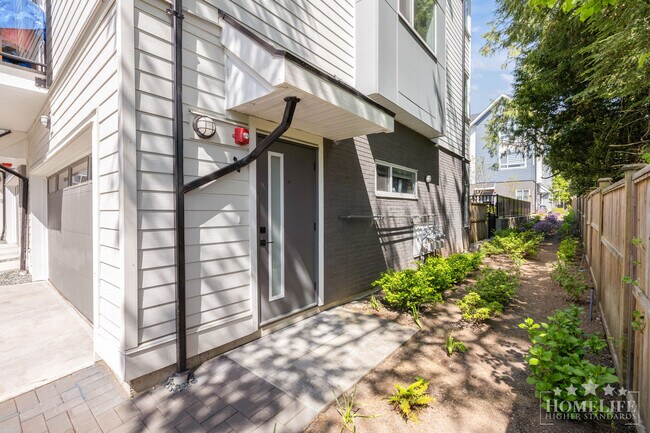 Photo du bâtiment - Stunning 3 Bed 3 Bath + Flex Townhouse for Rent in Willoughby!