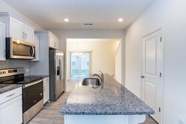 Foto del edificio - BEAUTIFUL 2 Bedroom Townhome in MIDLAND - Available July 2026