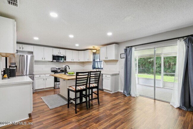 Foto del edificio - 8164 Foxdale Dr