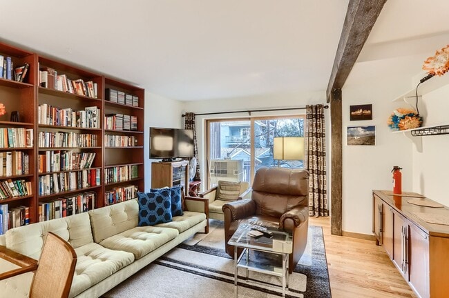 Building Photo - Convenient 2 BDR / 2.5 BA near all things ...