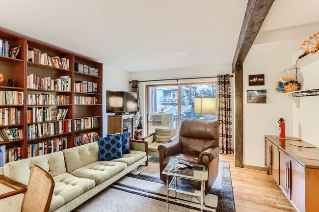 Foto del edificio - Convenient 2 BDR / 2.5 BA near all things ...