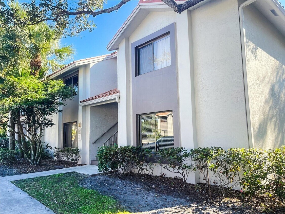Foto principal - 3212 Coral Lake Ln