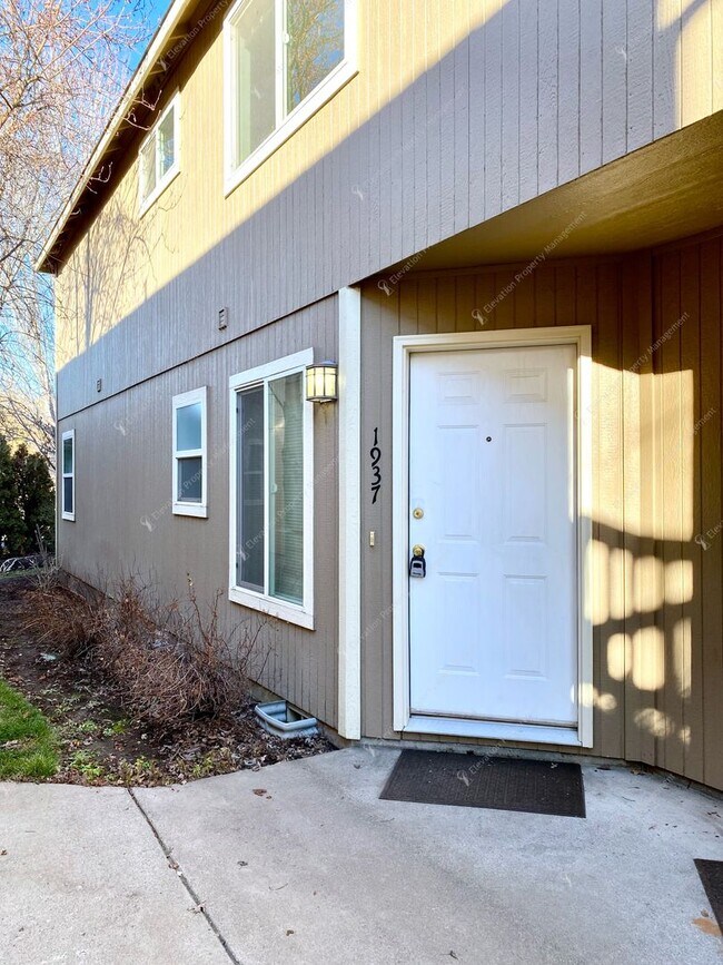 Foto del edificio - 2BR - 1.5BA Townhouse Living in the Heart of Redmond