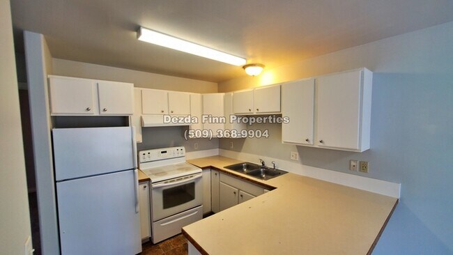 Building Photo - Adorable 4 Bedroom Townhouse in the Perry ...