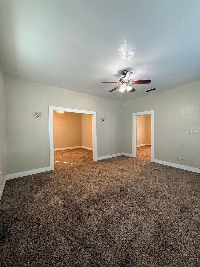 Building Photo - 3 Bedroom 2 Bath - Large Fenced Yard