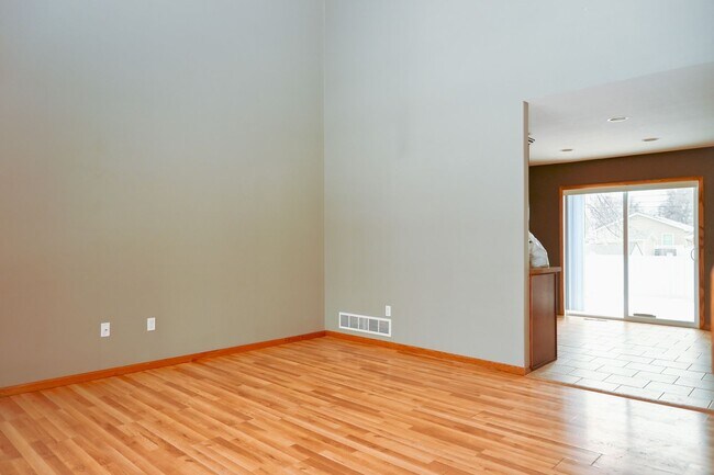 Building Photo - 5 Bedroom 3.5 Bathroom House in Grand Forks
