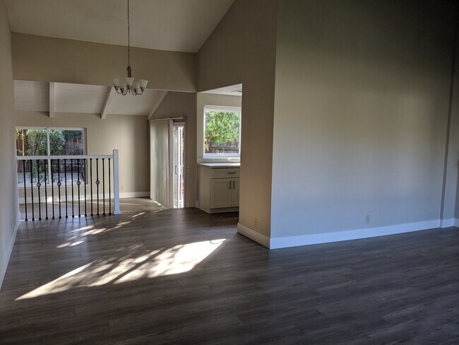 Building Photo - Remodeled 4 Bed 2 Bath Beauty in Vintage H...