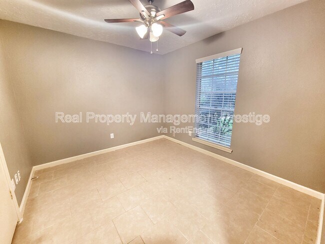 Foto del edificio - 16311 Tibet Rd