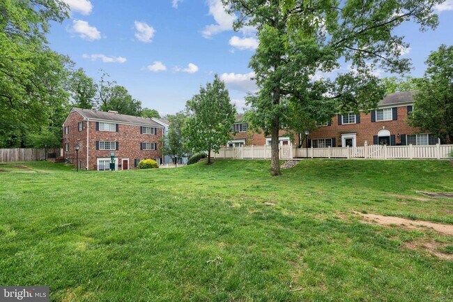 Foto del edificio - Welcome to this beautifully updated three ...