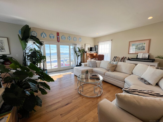 Building Photo - 712 E Broadway