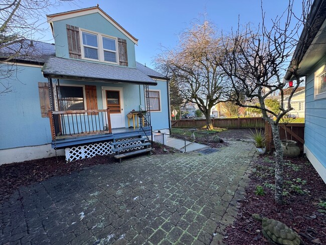 Building Photo - 2732 Eldridge Ave