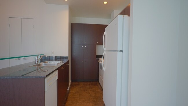 Building Photo - 208-2208 Queens Quay W