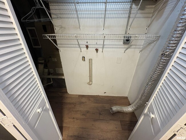 Building Photo - 1107 Eisenhower Dr