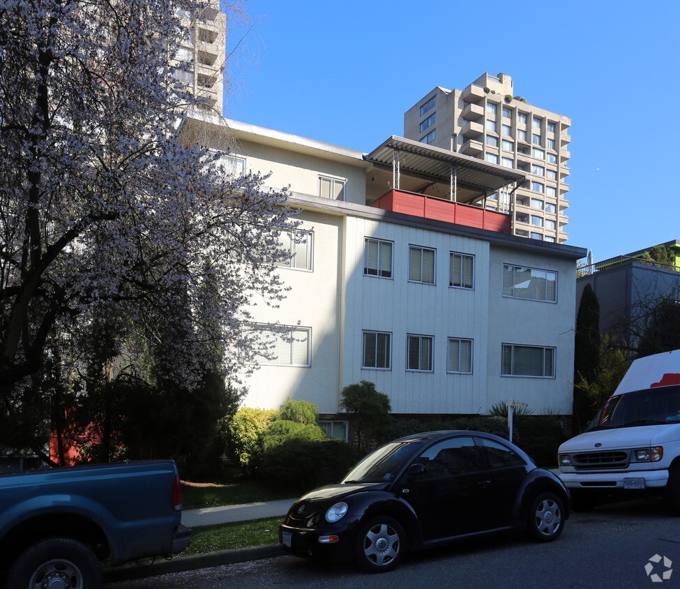 Building Photo - 1275 Comox St