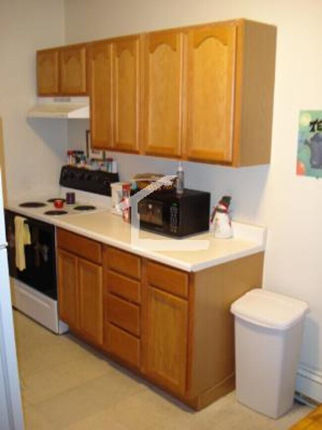 Foto del edificio - No Brokers Fee, Convenient Location, Laundry on a Site, Hot Water Included